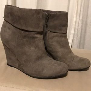Report size 6 Grey Wedge ankle boots